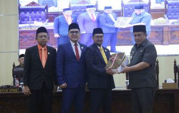 Hadiri Paripurna DPRD, Pj Bupati Dedy Supriyadi Sampaikan Nota Penjelasan Raperda APBD 2025