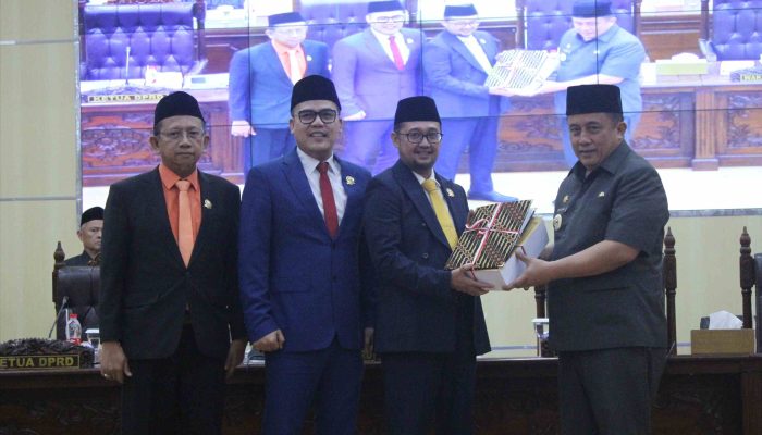 Hadiri Paripurna DPRD, Pj Bupati Dedy Supriyadi Sampaikan Nota Penjelasan Raperda APBD 2025