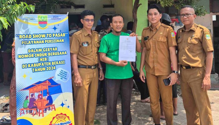 Mudahkan Pelaku Usaha Miliki NIB, DPMPTSP Bersama Dinas Perdagangan Roadshow ke 12 Pasar di Kabupaten Bekasi