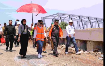 Pastikan Proyek Strategis Daerah Berjalan Lancar, Pj Bupati Bekasi Bersama Kajari Tinjau Pembangunan Jembatan Citarum Muaragembong