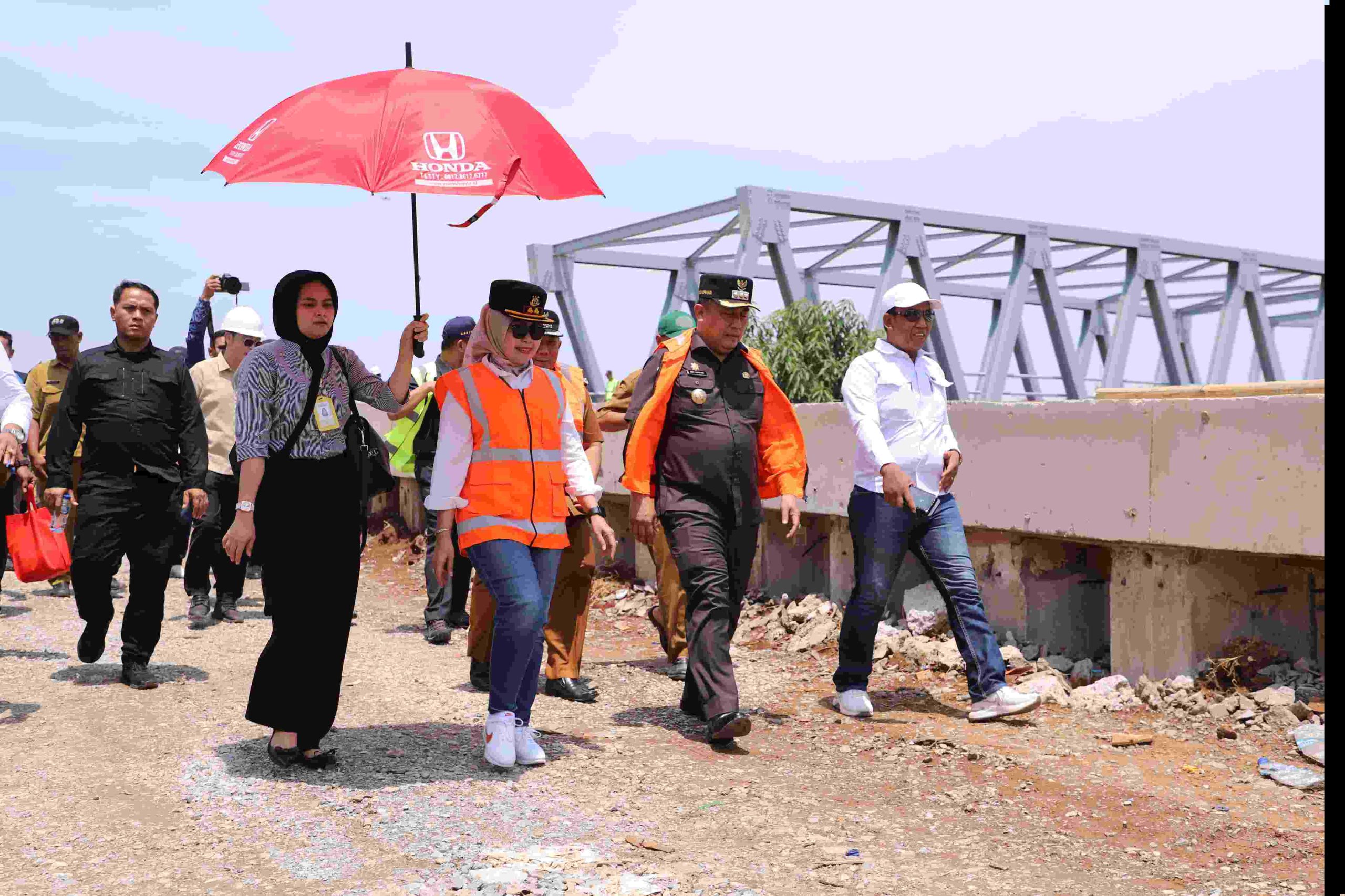 Pastikan Proyek Strategis Daerah Berjalan Lancar, Pj Bupati Bekasi Bersama Kajari Tinjau Pembangunan Jembatan Citarum Muaragembong