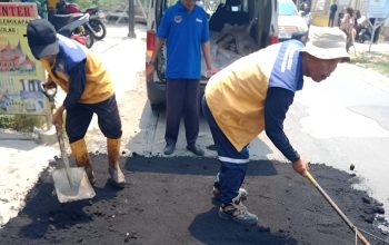 Tim URC Wilayah 3 Perbaiki 10 Titik Jalan Berlubang di Karangbahagia