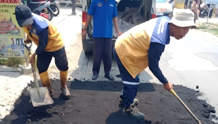 Tim URC Wilayah 3 Perbaiki 10 Titik Jalan Berlubang di Karangbahagia