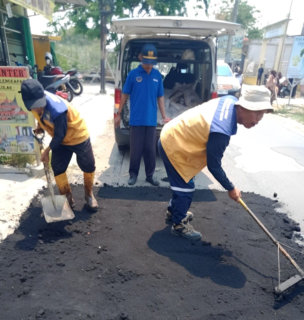 Tim URC Wilayah 3 Perbaiki 10 Titik Jalan Berlubang di Karangbahagia