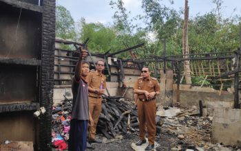 Camat Bojongmangu Sambangi Korban Rumah Terbakar Akibat Sambaran Petir