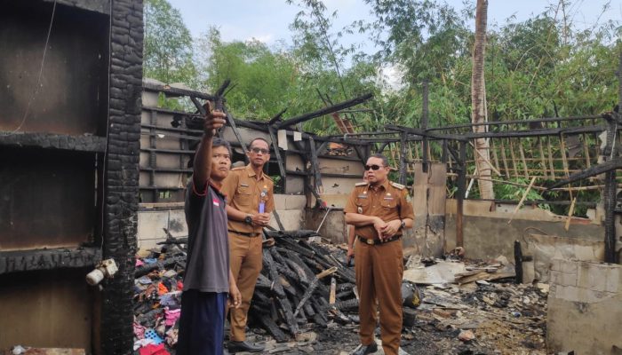 Camat Bojongmangu Sambangi Korban Rumah Terbakar Akibat Sambaran Petir