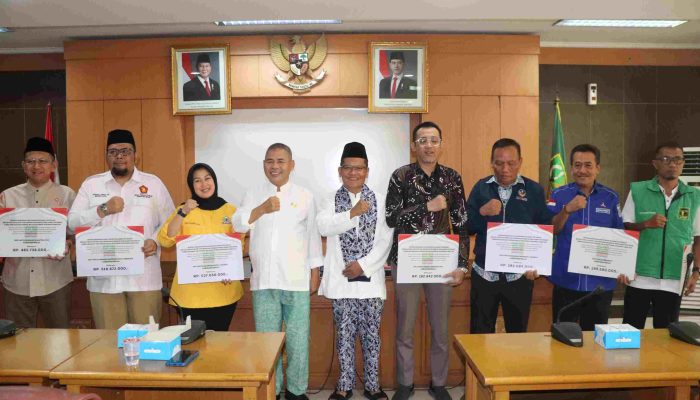 Bakesbangpol Kabupaten Bekasi Serahkan Bankeu 11 Parpol Pemenang Pemilu 2024