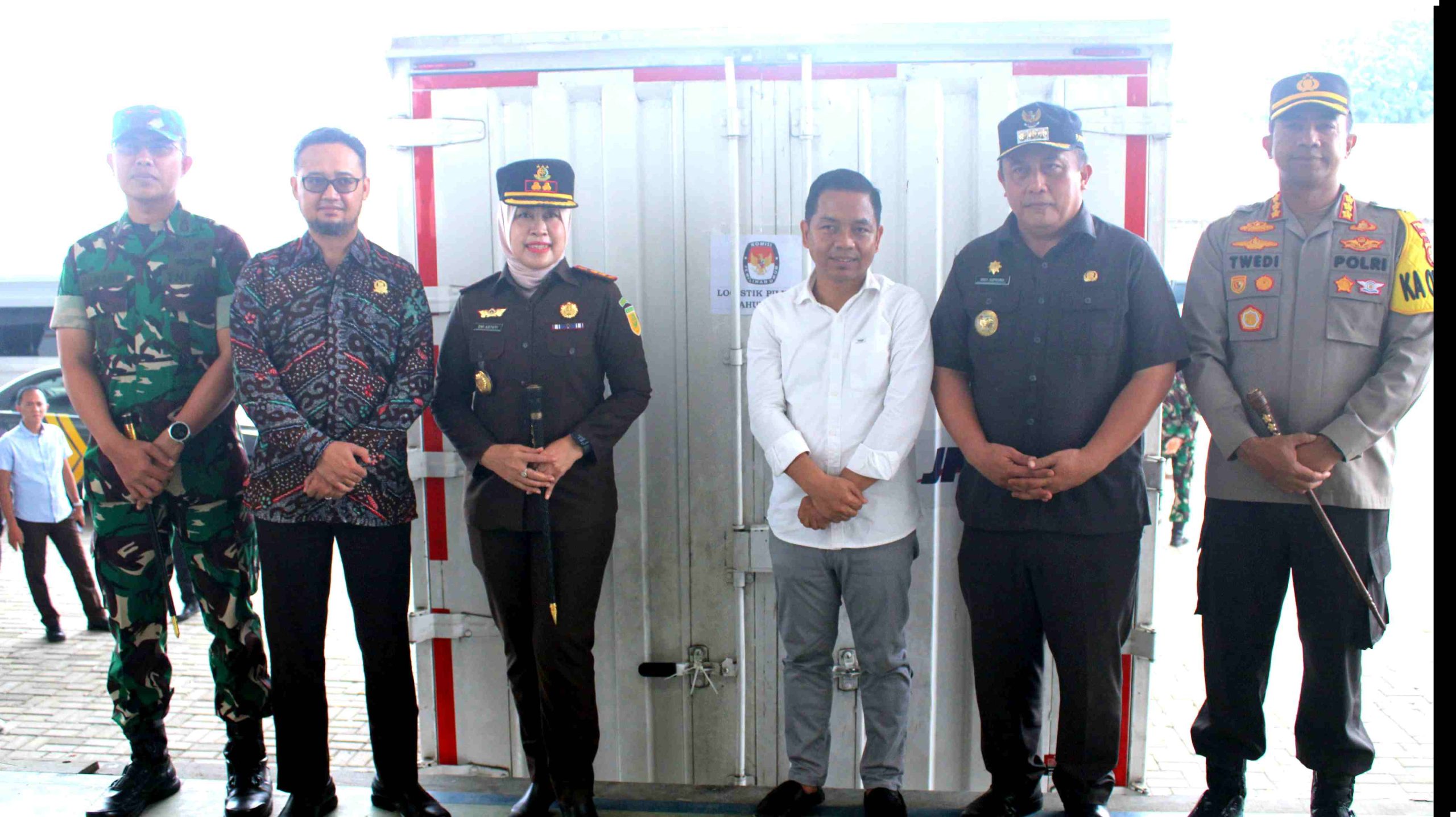 Pj Bupati Dedy Supriyadi Bersama Forkopimda Melepas Distribusi Logistik Pilkada 2024