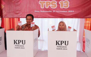 Tunaikan Hak Pilih, Pj Bupati Bekasi Nyoblos di TPS 13 Deltamas