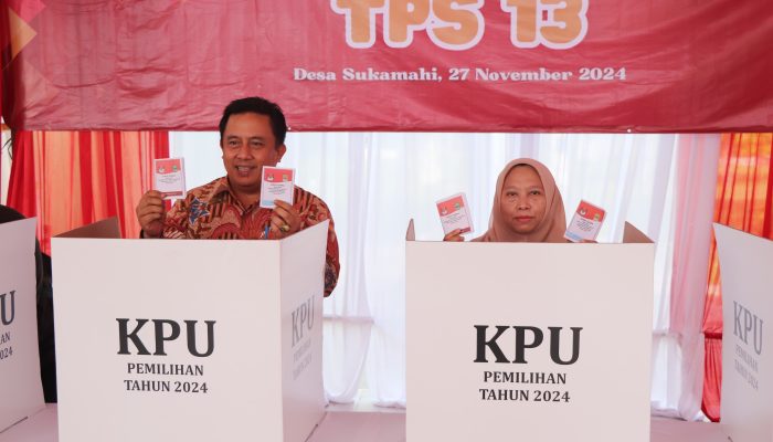 Tunaikan Hak Pilih, Pj Bupati Bekasi Nyoblos di TPS 13 Deltamas