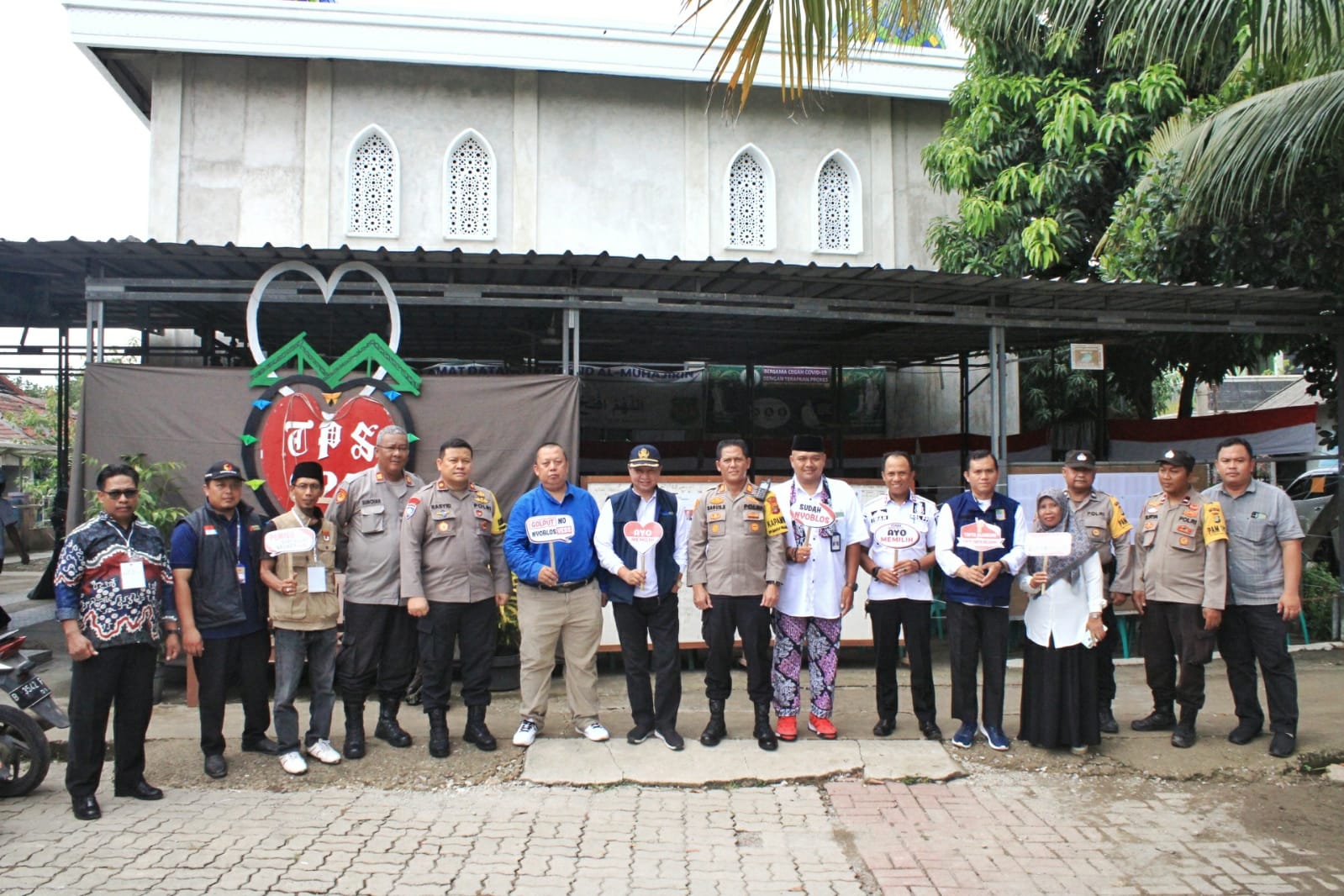 Monitoring Pelaksanaan Pilkada 2024, Kadiskominfosantik Tinjau Sejumlah TPS di Serang Baru