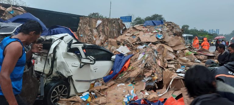 Korban Tabrakan Beruntun Tol Cipularang Capai 30 Orang