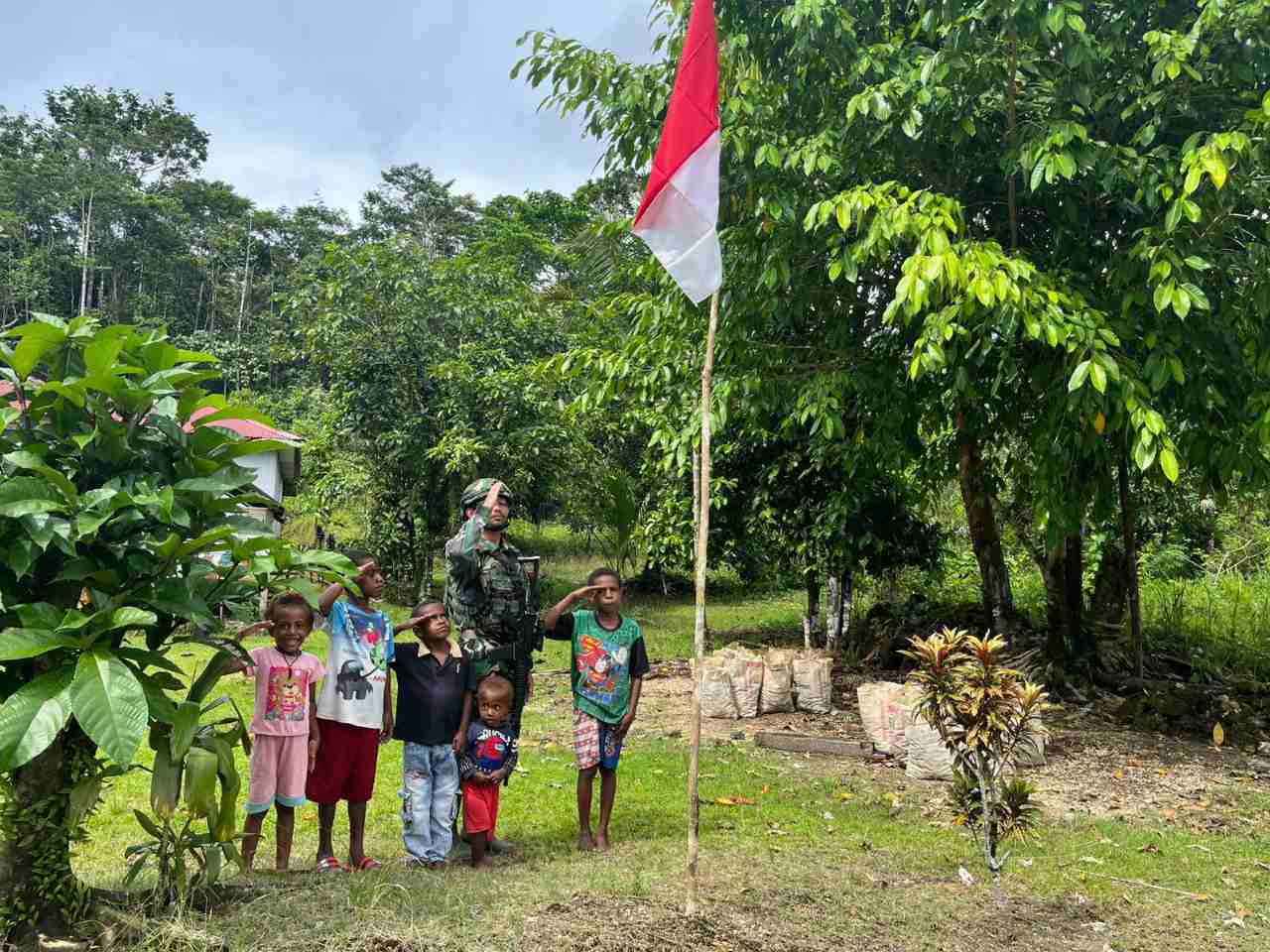 Saya Papua, Saya Indonesia: Satgas YONIF 501/BY Bersama Masyarakat Kibarkan Merah Putih di Maybrat, Papua Barat