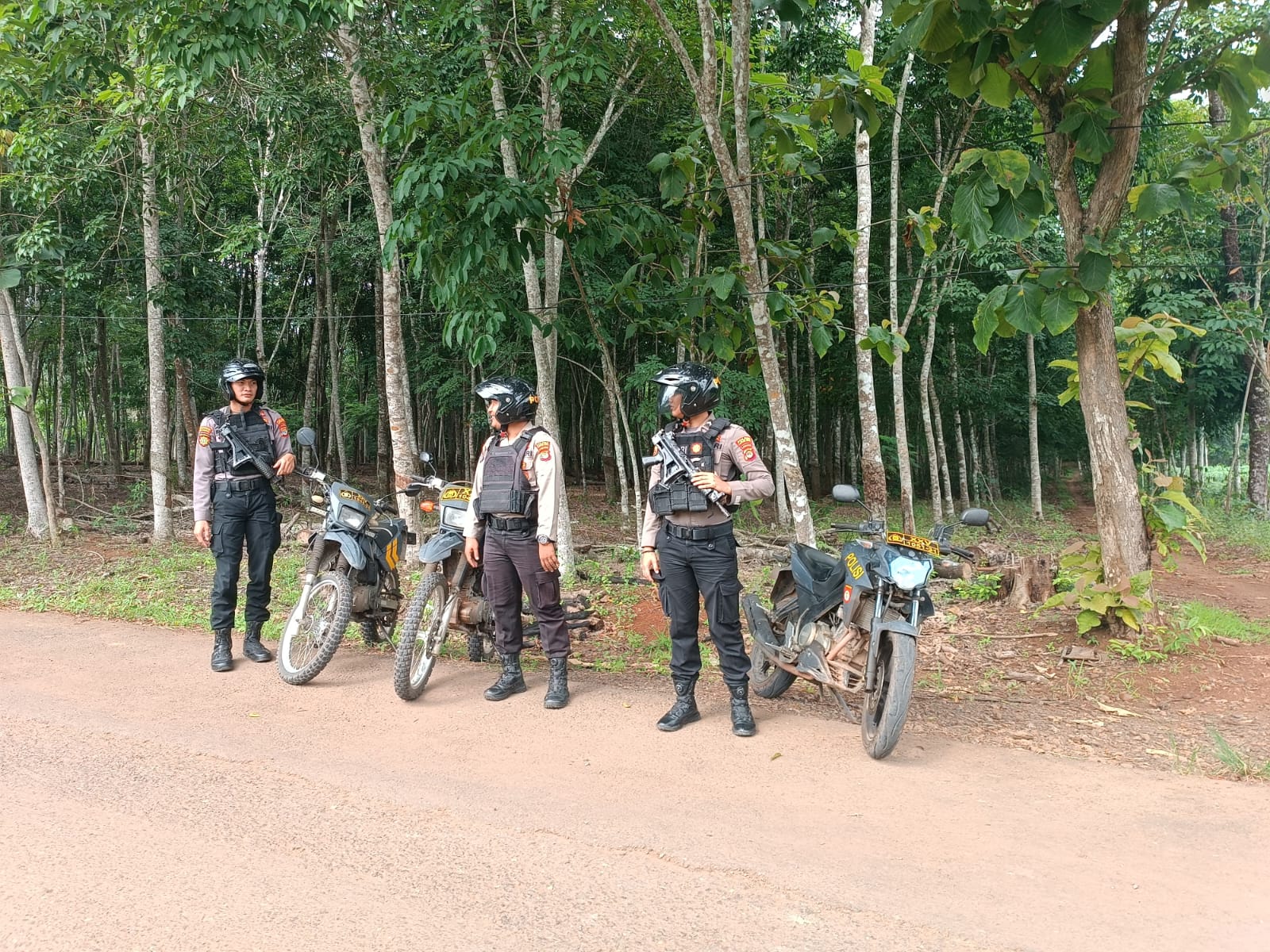 Pantau Situasi Kamtibmas Sore Hari , Personel Sat Samapta Polres Lampung Utara Gelar Patroli