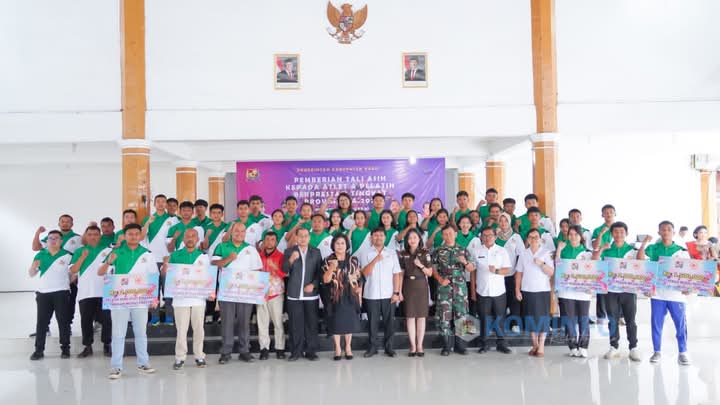 Bupati Karo Berikan Penghargaan kepada Atlet dan Pelatih Berprestasi dalam Event Olahraga Provinsi