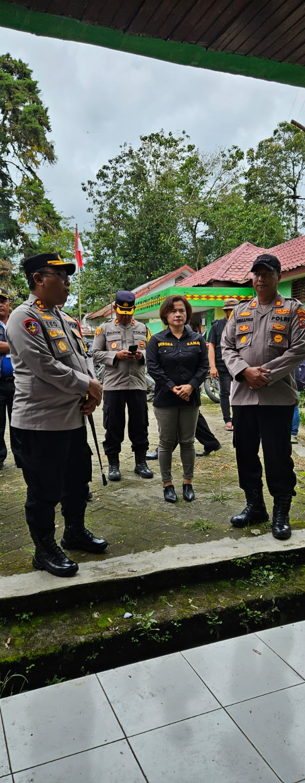 Rapat Pleno Rekapitulasi Suara Pilkada 2024 di Kantor PPK Kecamatan Barusjahe