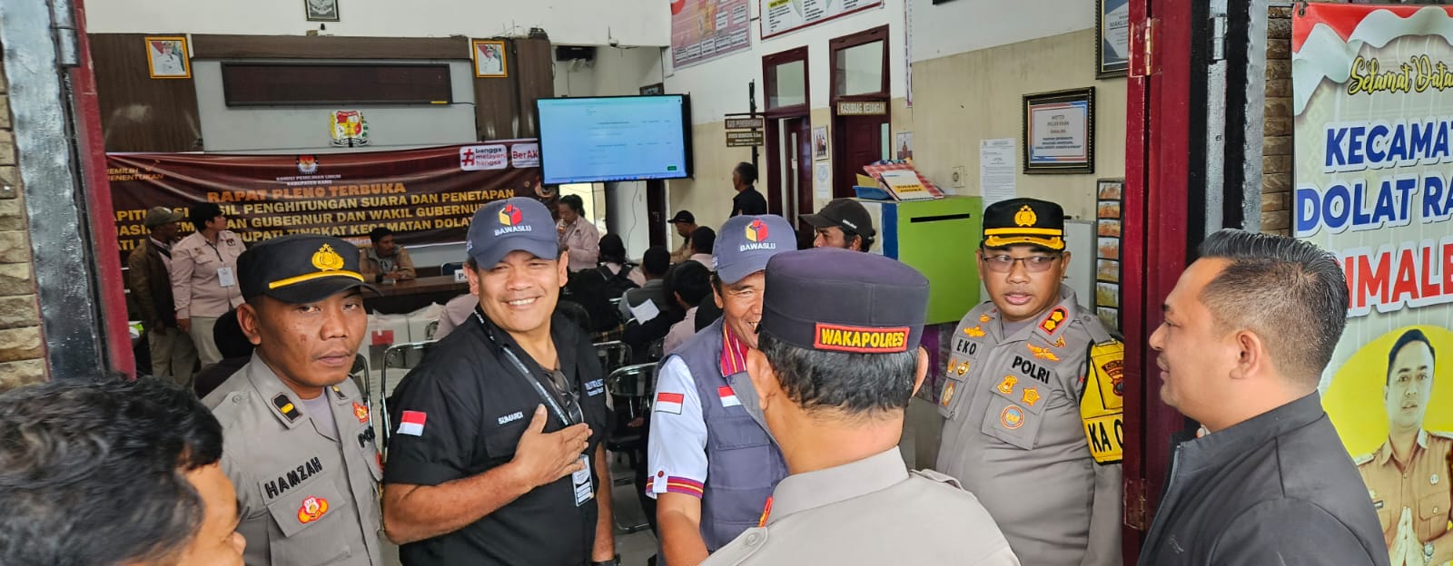 Rapat Pleno Rekapitulasi Suara Pilkada 2024 di Kantor PPK Kecamatan Barusjahe