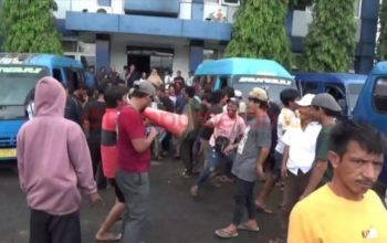 Puluhan Sopir Angkot Demo di Kantor Dishub Kabupaten Bekasi