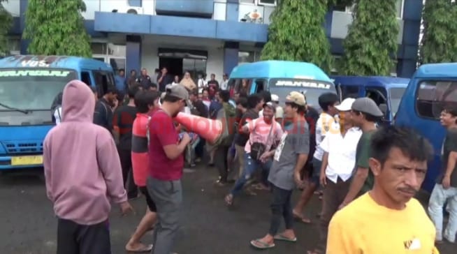 Puluhan Sopir Angkot Demo di Kantor Dishub Kabupaten Bekasi