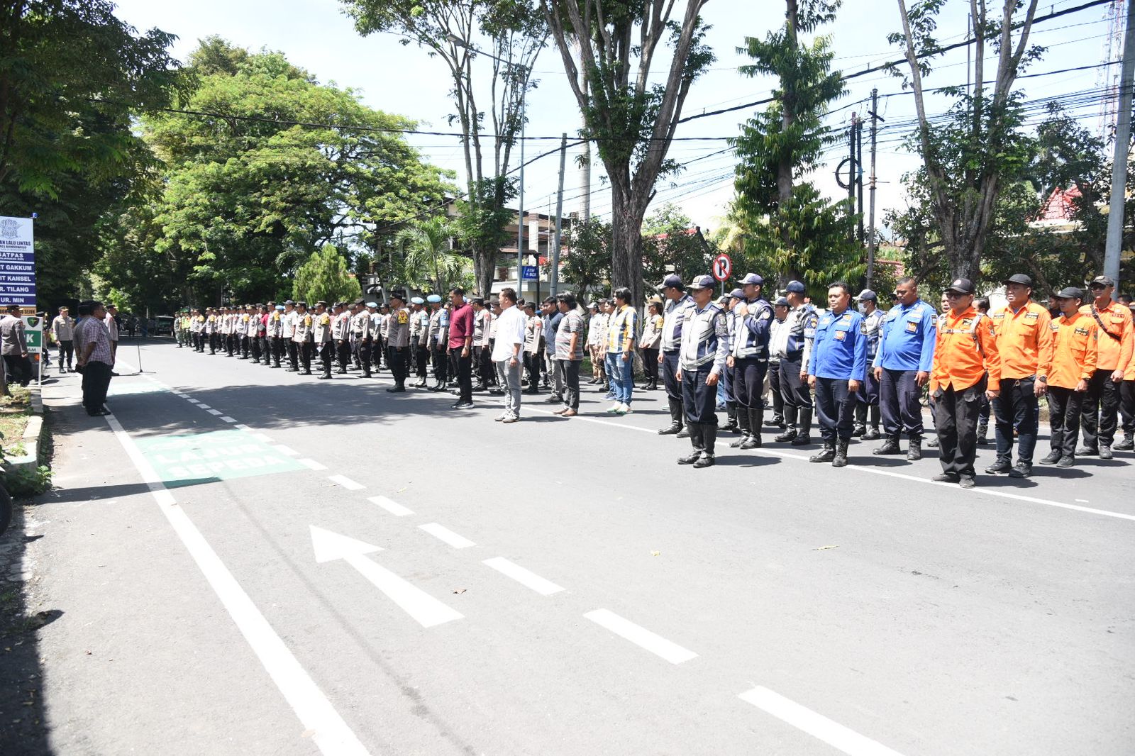 Kawal Proses Rekapitulasi Hasil Pilkada Tingkat Kabupaten, Polres Bondowoso Sekat-Alihkan Lalin