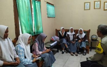 Bhabinkamtibmas Polsek Cibarusah Berikan Penyuluhan tentang Bahaya Bullying dan Tawuran di SMK Surya Kencana Desa Sirnajati