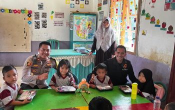 Polsek Penukal Utara Menggelar kegiatan Pemberian Makan Siang Bergizi kepada Snak-Anak PAUD Pesona Bakti Penukal Utara