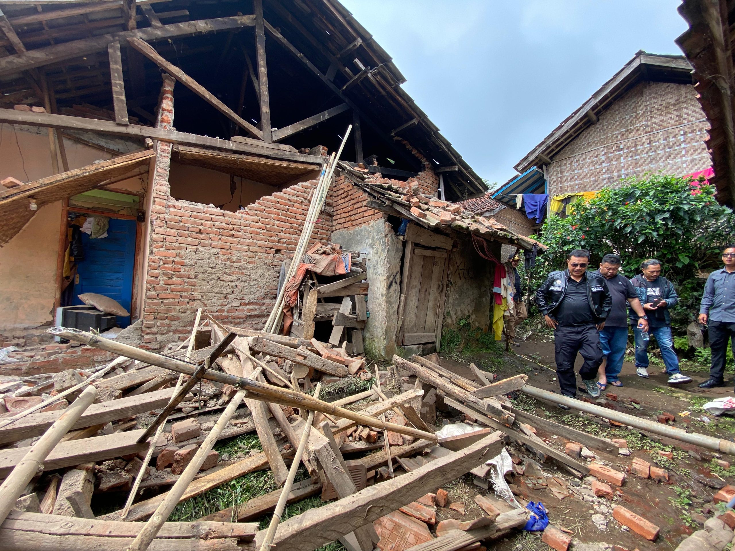 Pj Bupati Garut Tinjau Lokasi Terdampak Gempa di Sukaresmi, Pastikan Penanganan Cepat.