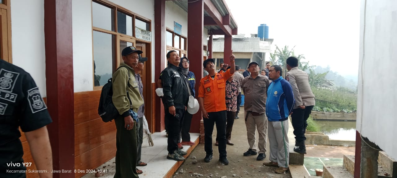 Pj Bupati Garut Tinjau Sekolah Rusak Akibat Gempa di Sukaresmi.