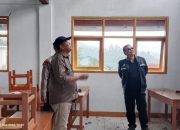 Pj Bupati Garut Tinjau Sekolah Rusak Akibat Gempa di Sukaresmi.