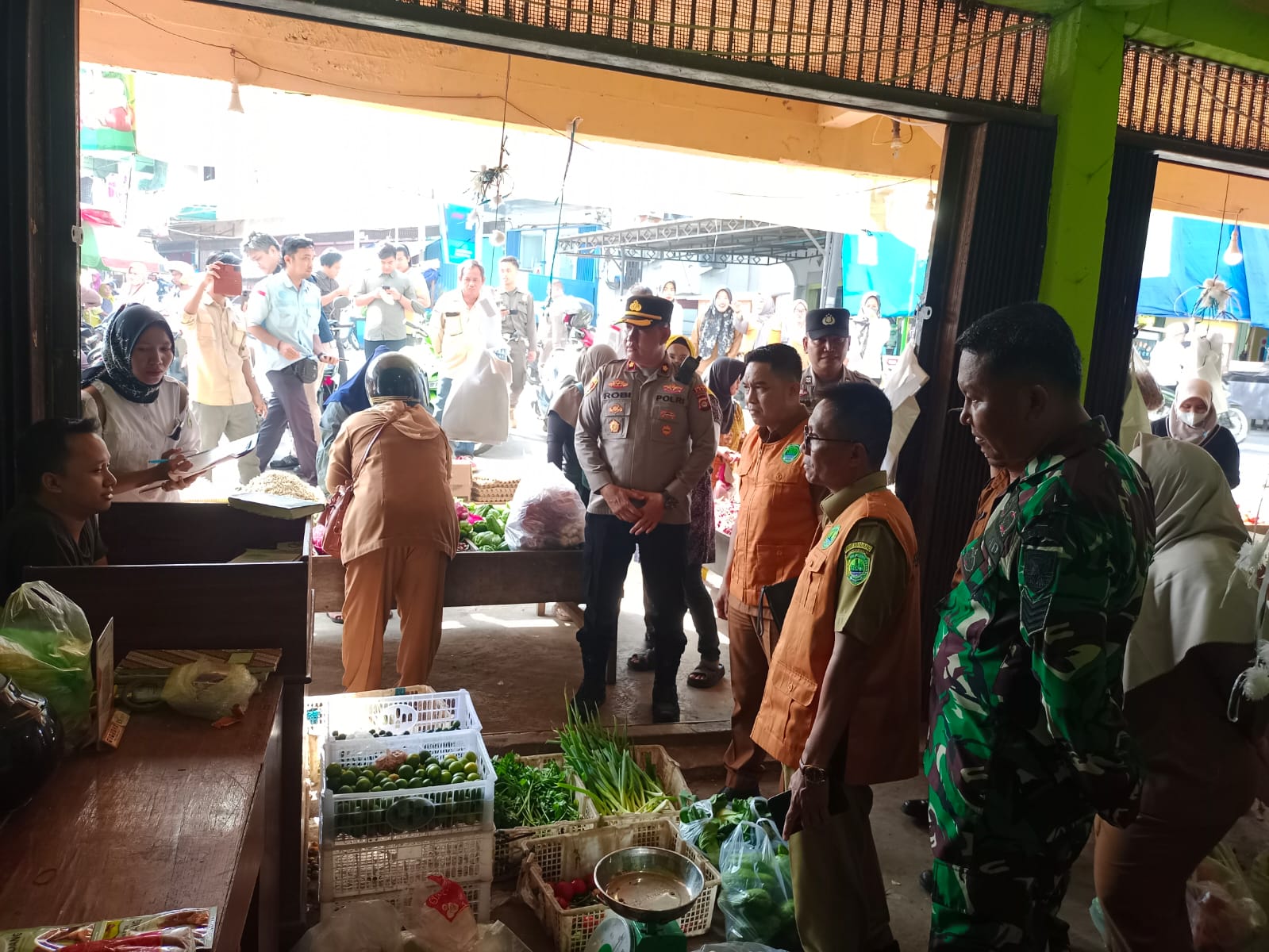 Polsek Talang Ubi dan Forkopimda Melaksanakan Inspeksi Mendadak (sidak) Pemantauan Jarga dan Stok kebutuhan Pokok di Pasar Impres Talang Ubi