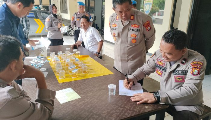 Personel Polsek Cikarang Timur Jalani Tes Urine