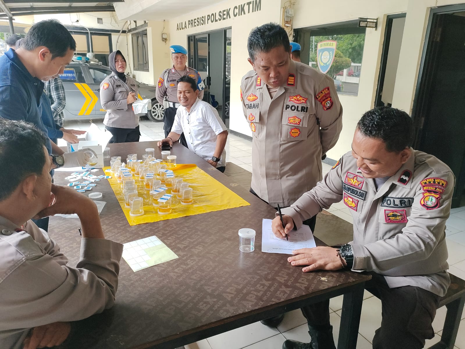 Personel Polsek Cikarang Timur Jalani Tes Urine