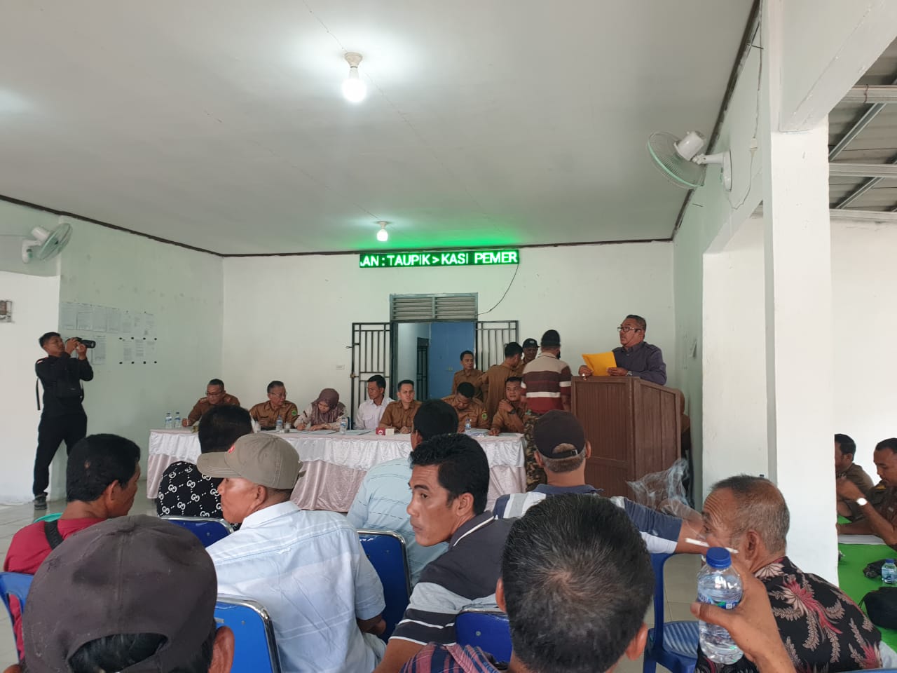 Polsek Penukal Abab Bersama Wakil Bupati Drs Sumarjono Hadiri Acara Lelang Sungai dan Suak di Desa Air Itam