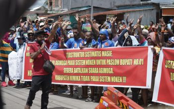 Demo di KPUD Mimika, Mayarakat Minta Suara Mereka Dikembalikan