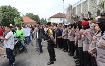 Polres Lampung Utara  Amankan Aksi Damai  Persatuan Petani  Singkong Kabupaten Lampung Utara.