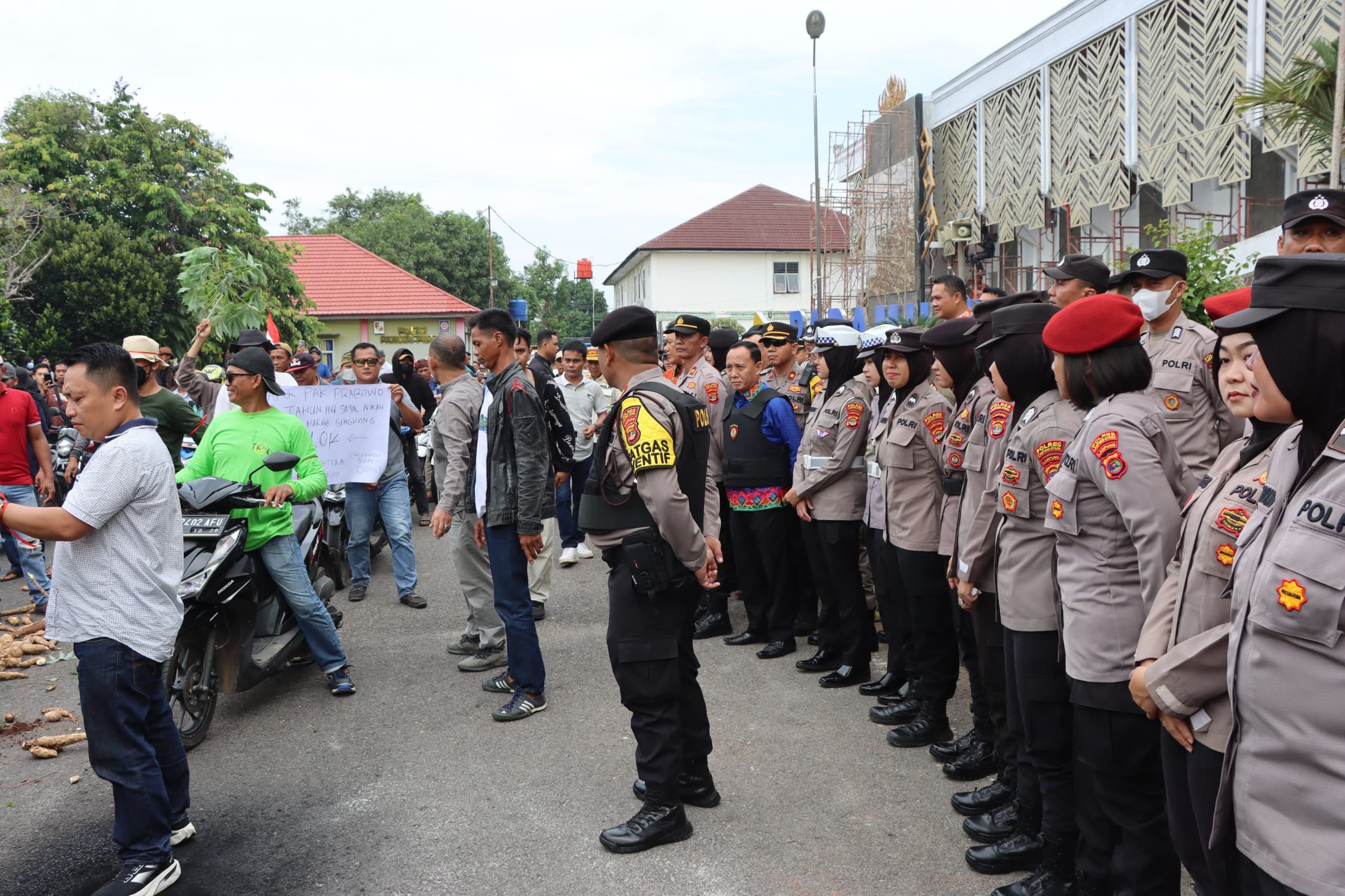 Polres Lampung Utara Amankan Aksi Damai Persatuan Petani Singkong Kabupaten Lampung Utara.