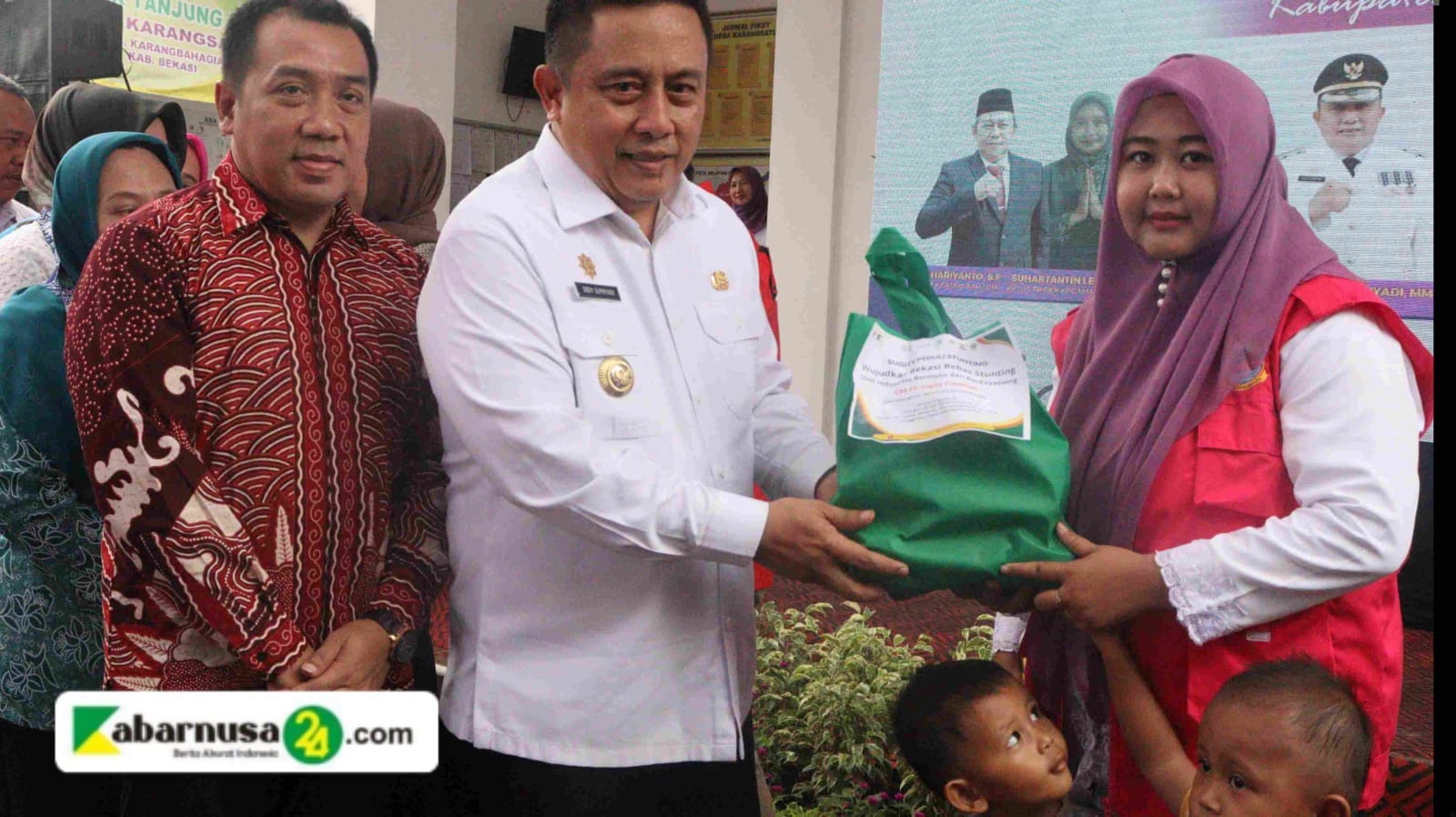PT. Sugity Creatives Salurkan CSR untuk Program P2WKSS di Desa Karangsatu