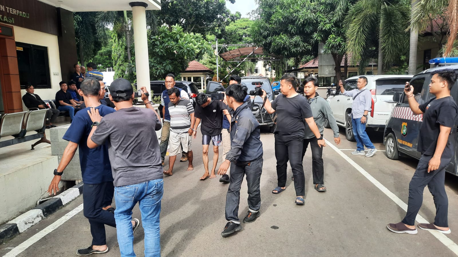 Unit Resmob Polres Metro Bekasi Amankan Dua Pelaku Jambret Yang Viral di Cikarang Utara