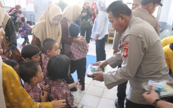 Polres PALI Melalui Sat Binmas dan Sat Reskrim Melaksanakan kegiatan Sosial Berupa Pemberian Makanan Siang Bergizi kepada Siswa TK Kemala Bhayangkari