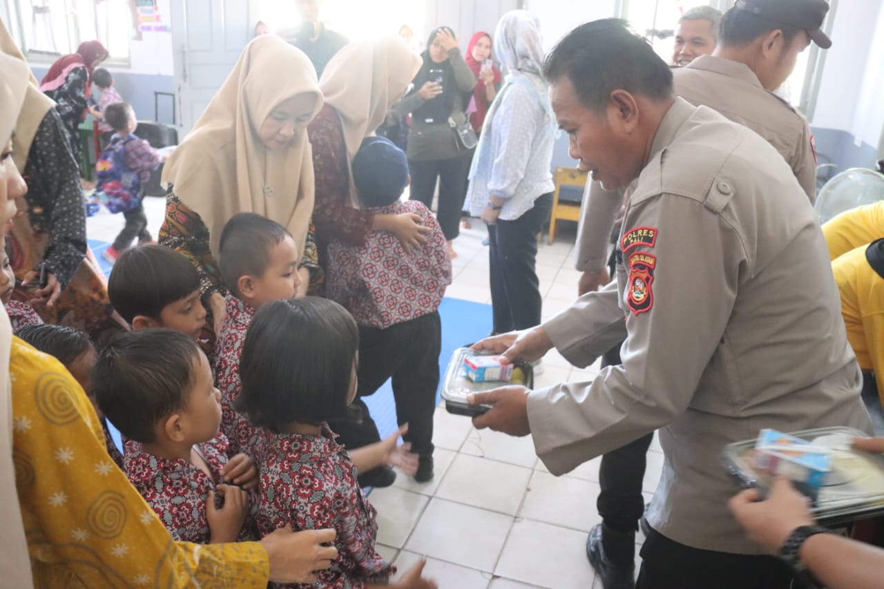 Polres PALI Melalui Sat Binmas dan Sat Reskrim Melaksanakan kegiatan Sosial Berupa Pemberian Makanan Siang Bergizi kepada Siswa TK Kemala Bhayangkari