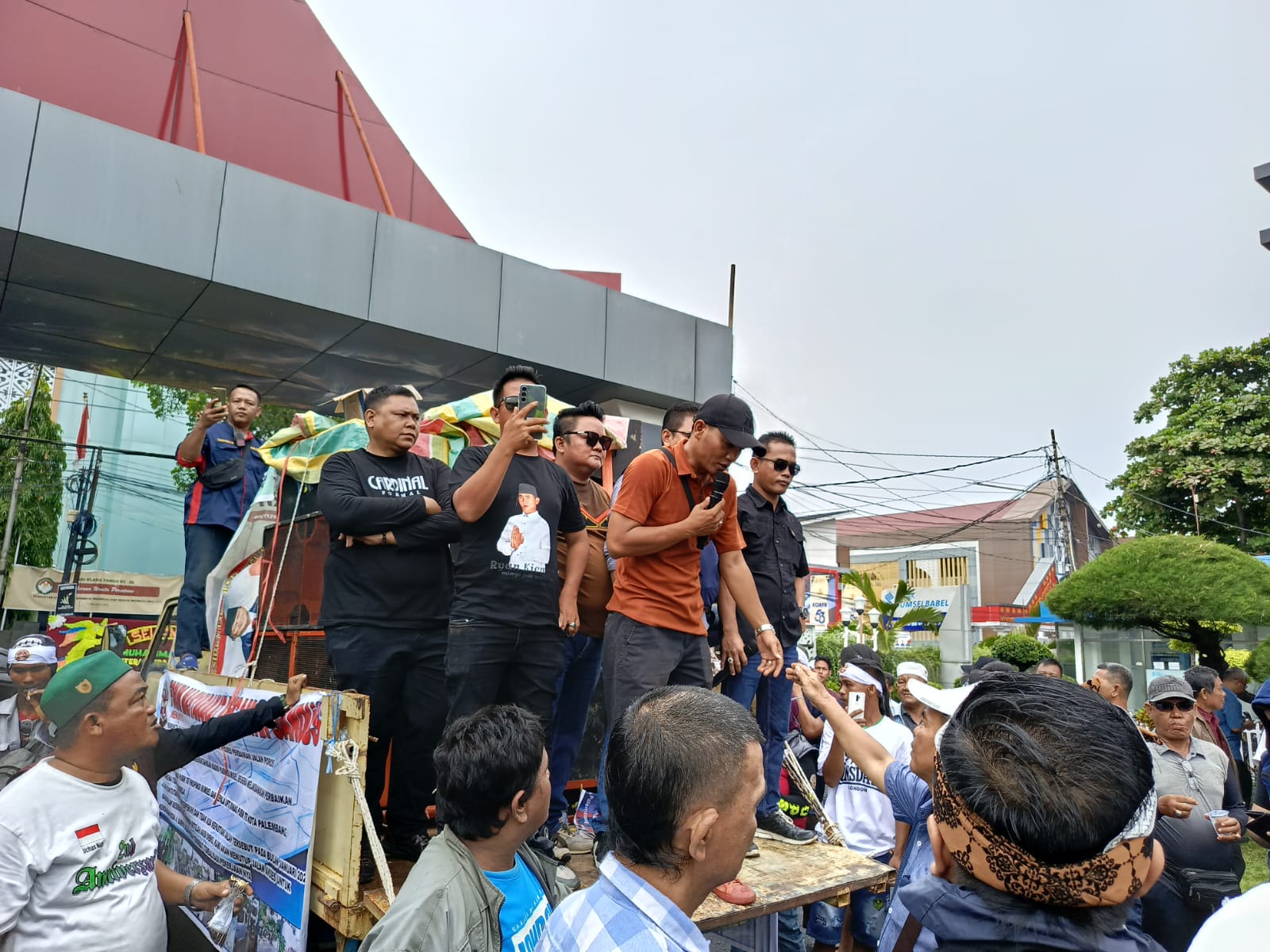 Merasa Seperti Di Anak Tiri Kan , Ratusan Warga Gandus Geruduk Kantor Gubernur Sumsel Terkait Jalan Patah