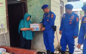 Polres Aceh Timur Mendukung Penuh Program 100 Hari Kerja Presiden RI, Satpolairud Polres Aceh Timur Bagikan Sembako