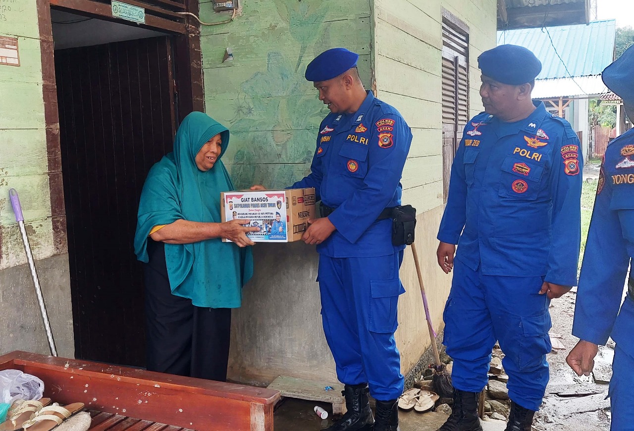 Polres Aceh Timur Mendukung Penuh Program 100 Hari Kerja Presiden RI, Satpolairud Polres Aceh Timur Bagikan Sembako