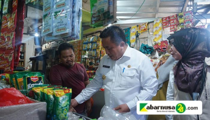 Jelang Nataru, Pj Bupati Bekasi Cek Harga Kebutuhan Pokok di Pasar Cibarusah