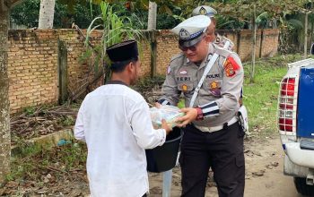 Satlantas Polres Aceh Timur Melakukan Kegiatan Berbagi Sedekah Nasi Kotak Kepada Pengguna Jalan Di Hari Jum’at