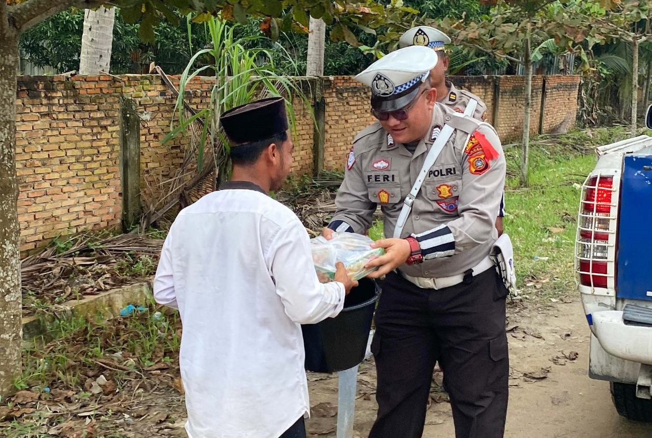 Satlantas Polres Aceh Timur Melakukan Kegiatan Berbagi Sedekah Nasi Kotak Kepada Pengguna Jalan Di Hari Jum'at