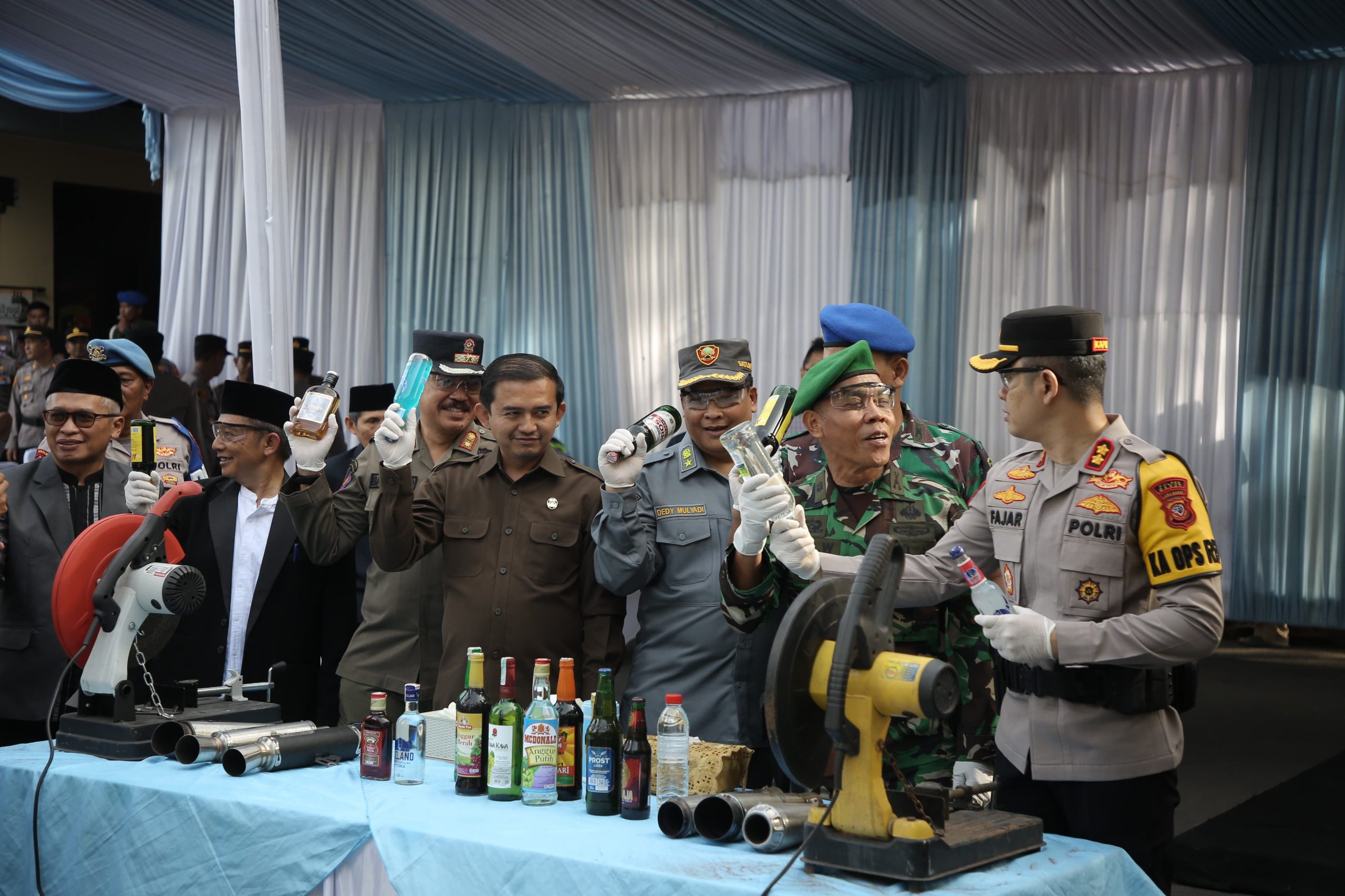 Satpol PP Garut Beserta Tim Gabungan Berhasil Amankan 2563 Botol Miras di Garut Selatan.