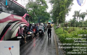 Personil pos Yan Polres Bondowoso Bersama Instansi Terkait Gerak Cepat Evakuasi Pohon Tumbang di Jalan