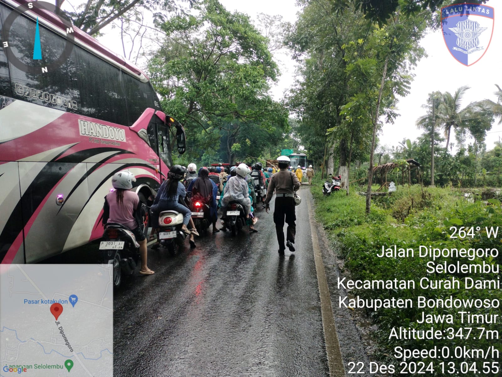 Personil pos Yan Polres Bondowoso Bersama Instansi Terkait Gerak Cepat Evakuasi Pohon Tumbang di Jalan