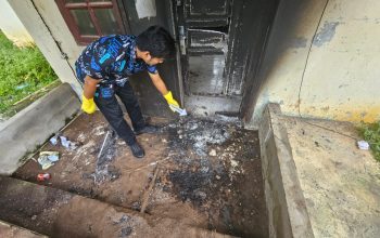 Polres Aceh Timur Selidiki Penyebab Terbakar Pintu Kantor Geuchik Keude Blang Kecamatan Darul Falah